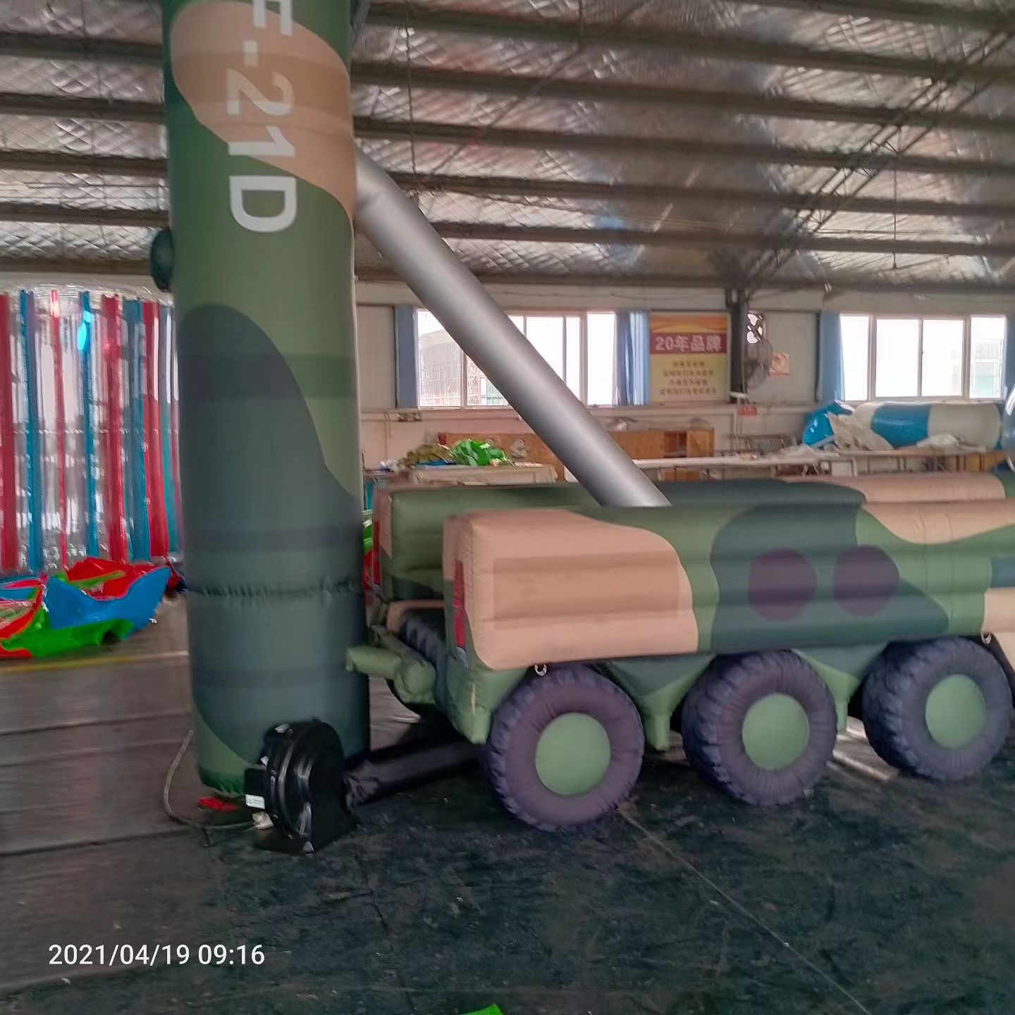 海港军事演习中的充气目标车辆：模拟发射车雷达车坦克飞机